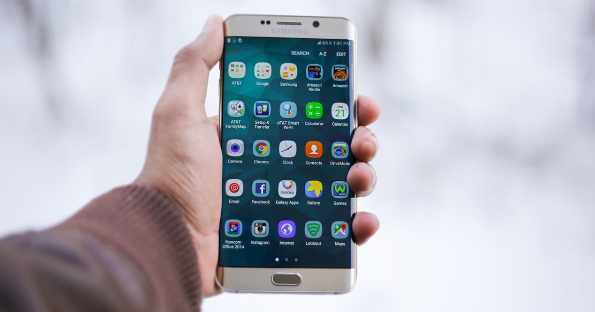 天狼影院2025 App 主界面在深色背景手机中展示，首页推荐位与片单卡片层叠排布，暗场画面透出紫罗兰微光，整体安静克制