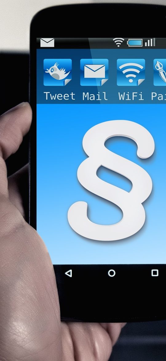 天狼影院2025 App 设置界面截图，播放偏好、字幕样式与权限管理分块罗列，细线分隔，留白充足