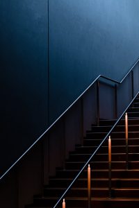 2025年热播都市爱情剧封面，男女主角背景是现代城市天际线，天狼影院2025独家收录